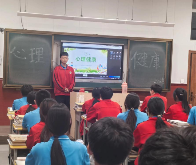 传来阵阵充溢节奏的“鼓声”孩子们手中的“乐器”是一张张普